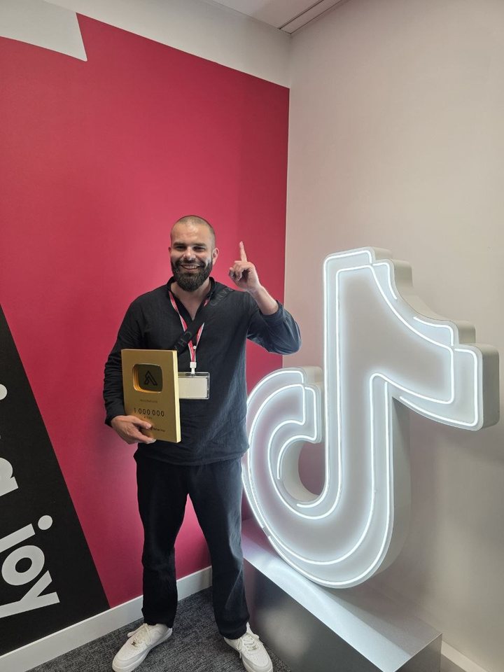 Sacha Jibril avec son trophée au siège de TikTok